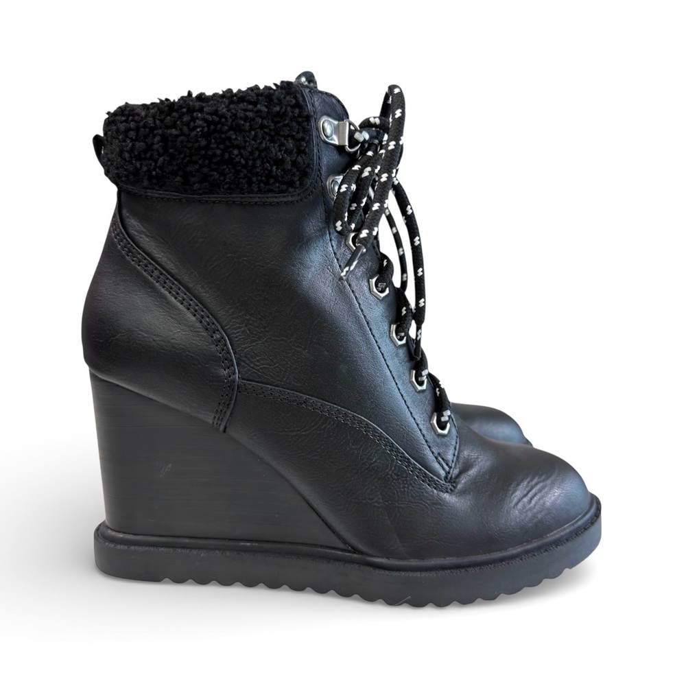 NWOB DV Dolce Vita Sherman Faux-Shearling Lace-Up Wedge Booties Black Size8